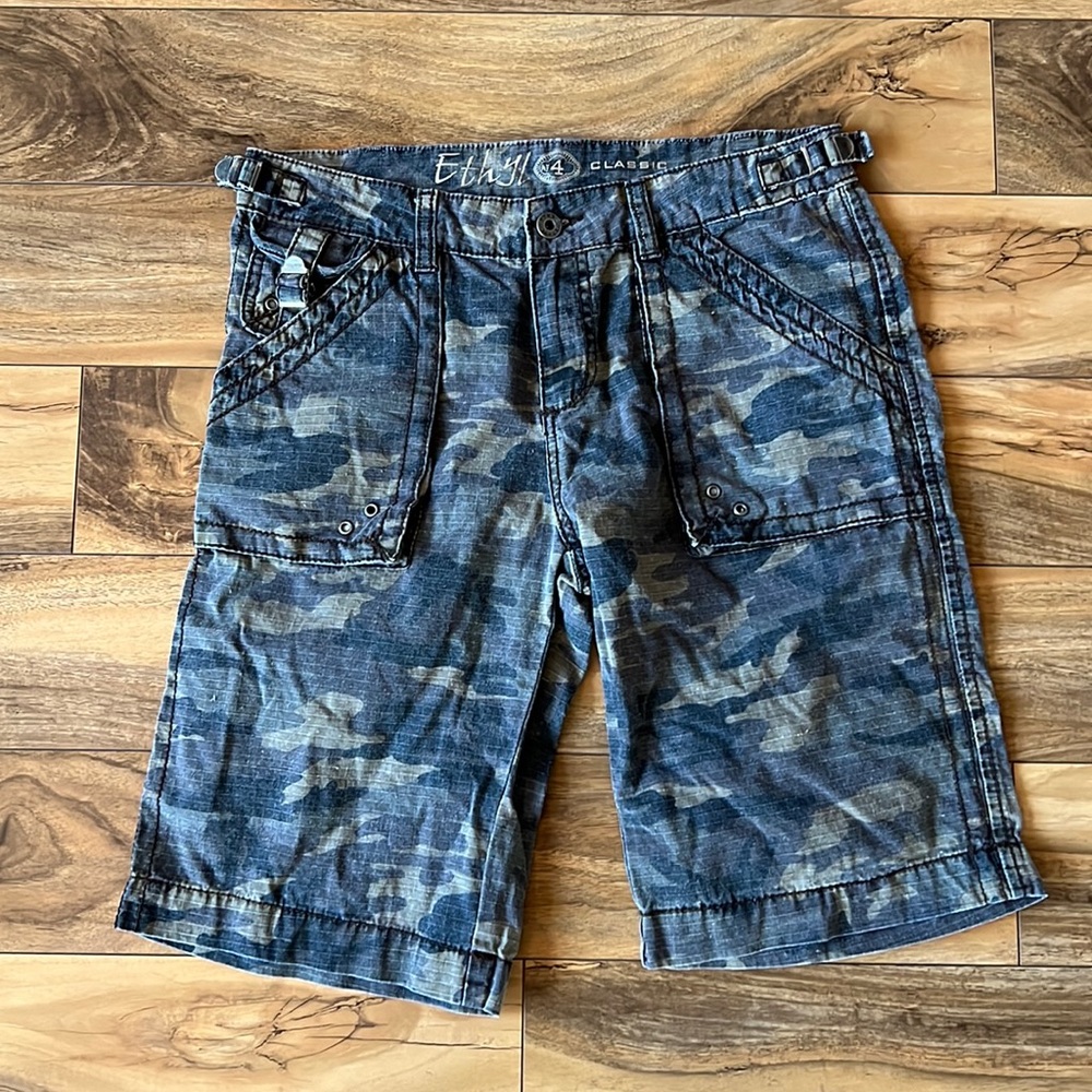 Women’s Ethyl Classic Camo Cargo Shorts. Size 4. Run Big